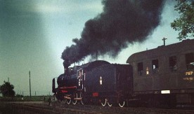 Parowóz Ok1 z pociągiem turystycznym na stacji, 05. 1983 (2)....